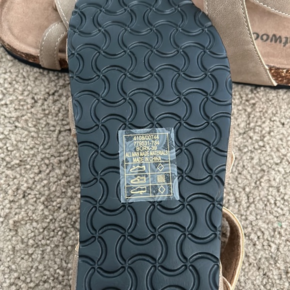 brown sandals size 8 never worn - Picture 4 of 4